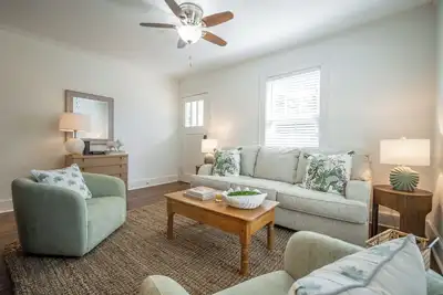 Image de Charming Bulldog Cottage in heart of campus and short stroll to Five Points