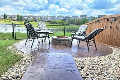 Image de Serene lake view 2 bedroom basement suite located in the heart of West Edmonton.