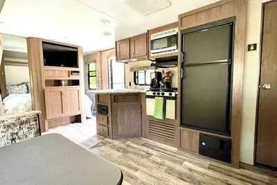 Image de Cozy Rv in the woods 0. 4 miles from Mt Rainier Natl Park