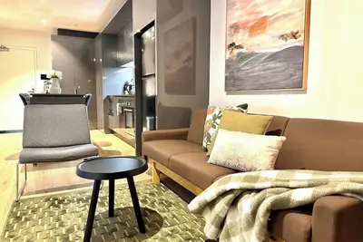 Image de Chic 2br Apt in Heart of Mel Cbd