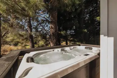 Image de Eclipse Haven | 2br + Hot Tub + Parking | Sleeps 5