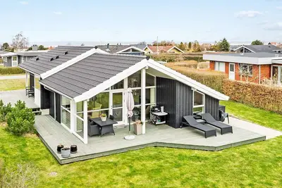 Image de Maison de vacances pour 8 a Bogense-By Traum