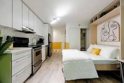 Image de Gastown Haven: Where History Meets Comfort