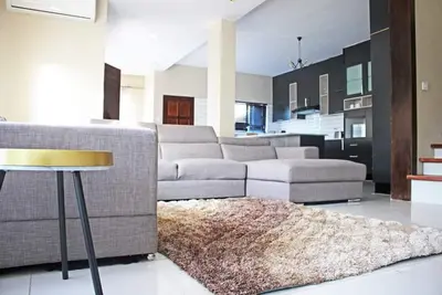 Image de Secure home next to airport junction mall, 11 minutes from the airport.