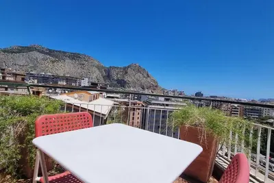 Image de Panoramic 7-seater, every comfort and parking, adjacent to city line stops.