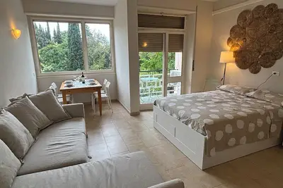 Image de Cozy cute apartment in quiet location few steps from the beach and Garda, pool