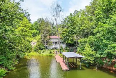 Image de Smith Mountain Lake Cottage w/ Dock + Fire Pit!