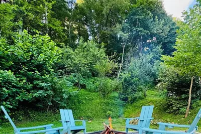 Image de Charming 1940s Cottage \nUpdated-Creek Front-Fire Pit