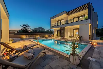Private & Modern 4br Villa, Heated Pool, Jacuzzi, and Gaming room, Near Zadar