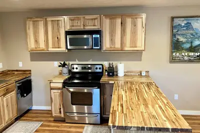 Studio Apartment for Two - Full Kitchen -10 Minutes to Town