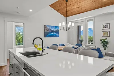 Image de Designer Penthouse | Three Sisters Views