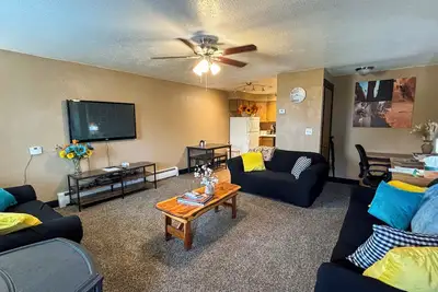 Image de Spacious Open Living Space in This Beautiful Mother-in-Law Basement Apartment