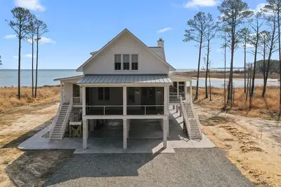 New Waterfront Cottage in pleasant Kilmarnock with Views of Bay and Sandy Beach