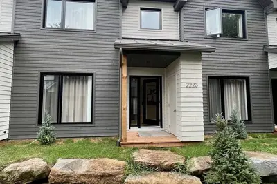 Image de Modern 3-en-suite Bedroom Townhouse with 1 Sofa Bed and Terrace Mont-Tremblant