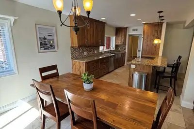 Image de 3 bed 2 bath, 1, 800 sf house minutes from Old Mill on large lot