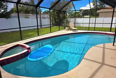 Image de Beautiful heated pool & spa home, walk to Shamrock Park and close to beaches.