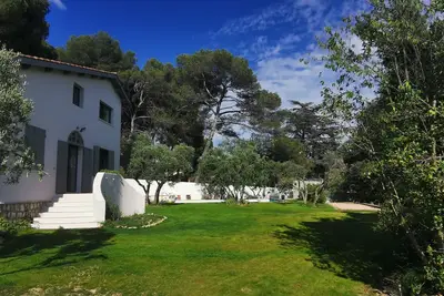Image de Maison familiale entièrement rénovée entre pins et oliviers.