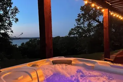 Image de Lake Eufaula- Luxury Lake House, Lake Views Hot Tub 3 Decks Air Hockey, Fire Pit