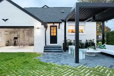 Image de A stylish and charming retreat in a beautiful 1924 Bungalow in the heart of Butler-Tarkington - Pet Friendly.