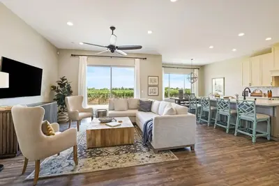 Image de Stunning home with vineyard views, outdoor activities, & modern amenities