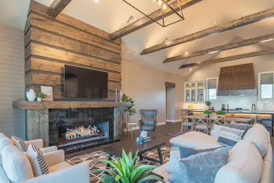 Image de 2024 New Luxury Mt Home @ Base of Snowbowl w\/ Hot Tub on 2 Acres