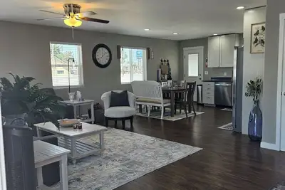 Image de Your Home Away From Home \nQuiet, Modern, & Open 2