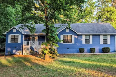 Image de Beautiful suburban oasis located near Clayton County Park and restaurants.