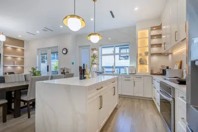 Image de Brand New Luxurious White Rock 5br 4ba Spacious Home