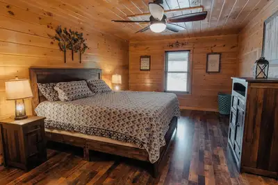 Image de Burrows - Pickle Ball, Firepit, ping pong, giant chess, sleeps 6, 3 bathrooms