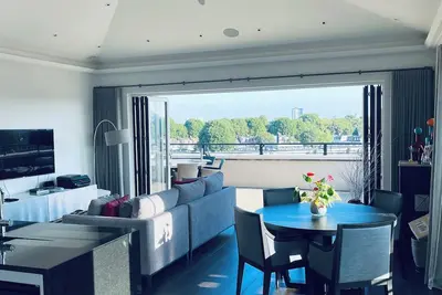 Image de Beautiful Penthouse w/ River Views, wrap around balcony and Free Parking!