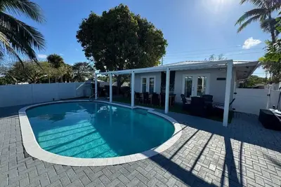 Image de Waterfront, Luxury Home, with pool\n