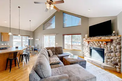 Image de Sunflower Cabin- 3 Bedroom house located close to Deadwood on paved roads!