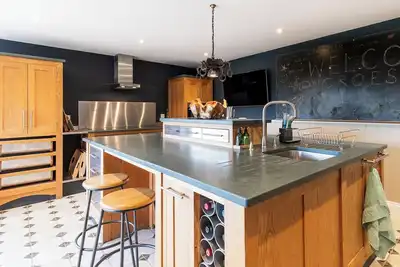 Image de Quiet coast & country cottage with sea views.