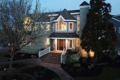 Image de Spacious beach house with pool and water views