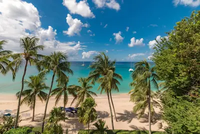 Smugglers Cove 6: Beachfront condo on Paynes Bay Beach