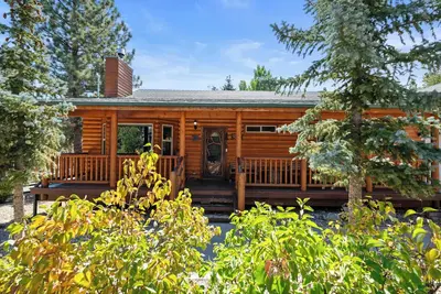 Image de Sugarbear Cabin - Luxurious Log Cabin, Dual Masters, Foosball, Fireplace, Deck