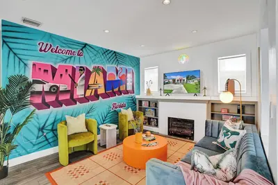 Image de Experience Local Charm Miami in our Billiards Retreat with a Pool in Brickell!