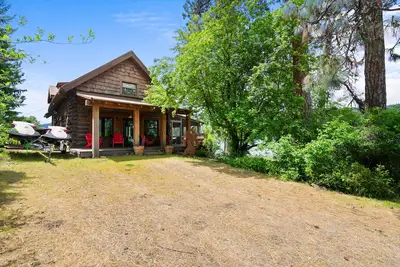 Image de Coeur d'Alene Lake Cabin with Grass to the Water's Edge