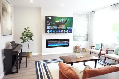 Image de Brand New Build! gourmet kitchen, King bed, 75” Smart Tv, close to Msp, St Paul