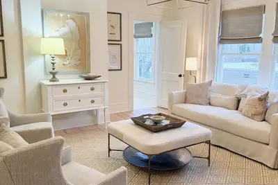 Image de The Portico - 2 Br 1 Ba Apt