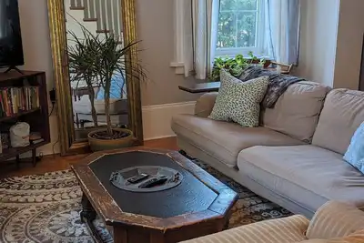 Image de Steps to Cobourg beach walking distance to restaurants stay in cozy retreat