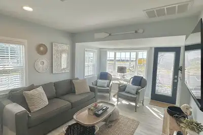 Image de Relax here with beach views, steps to the beach, fenced in yard, pet friendly