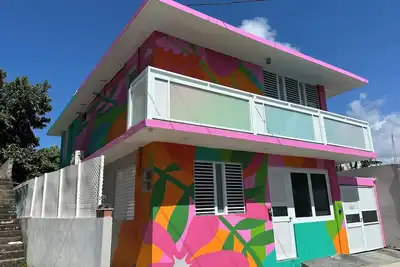 Image de Casa de Las Flores: Stylish 3-Bedroom Apartment with Artistic Flair in San Juan