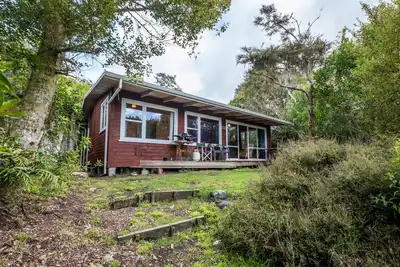 Image de Quintessential Kiwi Kuratau Bach right on the lake front