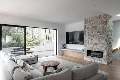 Image de Water views, cafe next door, 2 minutes flat walk to the river and beach