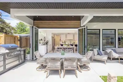 Image de Churchill | 1 block to beach | Elevator | Sleeps 8