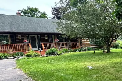 Image de Varty Lake Lodge, Yarker On. \nEscape The Mundane, Relax & Enjoy\nSummer &. Winter