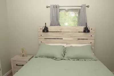 Image de Gold Leaf Getaway: Cozy 2-bd apt in quaint Daleville, Streaming, WiFi, Near Base