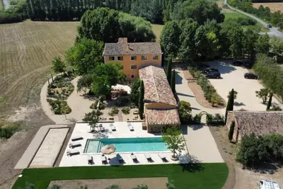 Image de Bastide de charme de 650m2 climatisée à 3 minutes de Roussillon. . .