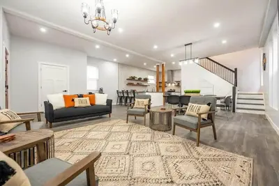 Image de Dt Farm House with a ton of Space